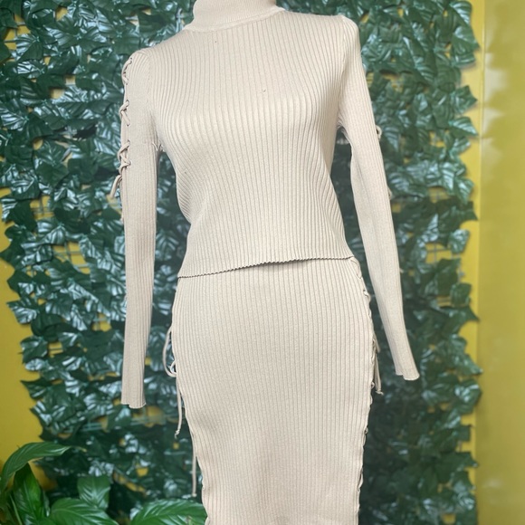 Beige turtleneck two piece - Picture 2 of 4